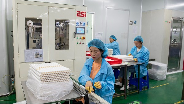 塑料制品制造廠里什么是吹瓶？